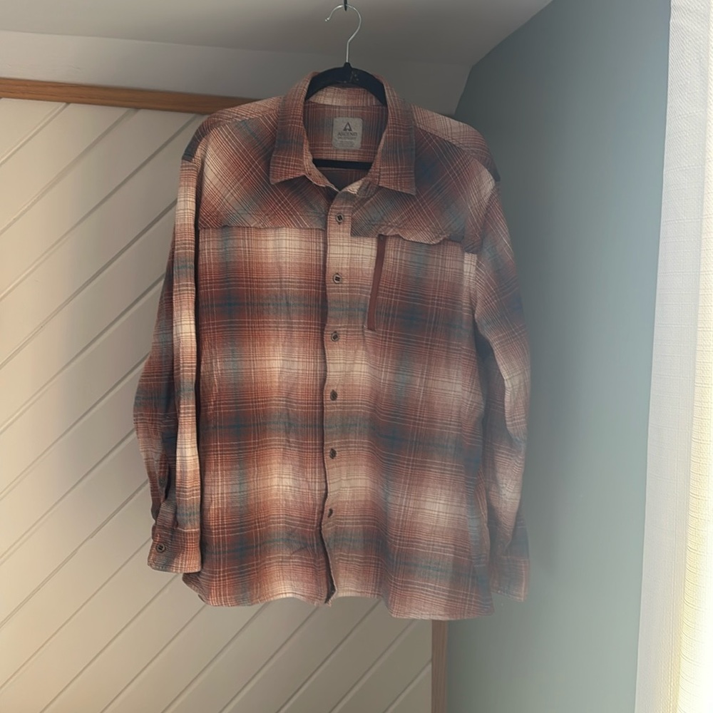 Iike new men’s button down lightweight plaid flannel shirt. 2x